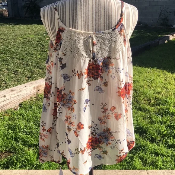 NWT Jolt beautiful top, cold shoulder - Picture 5 of 14